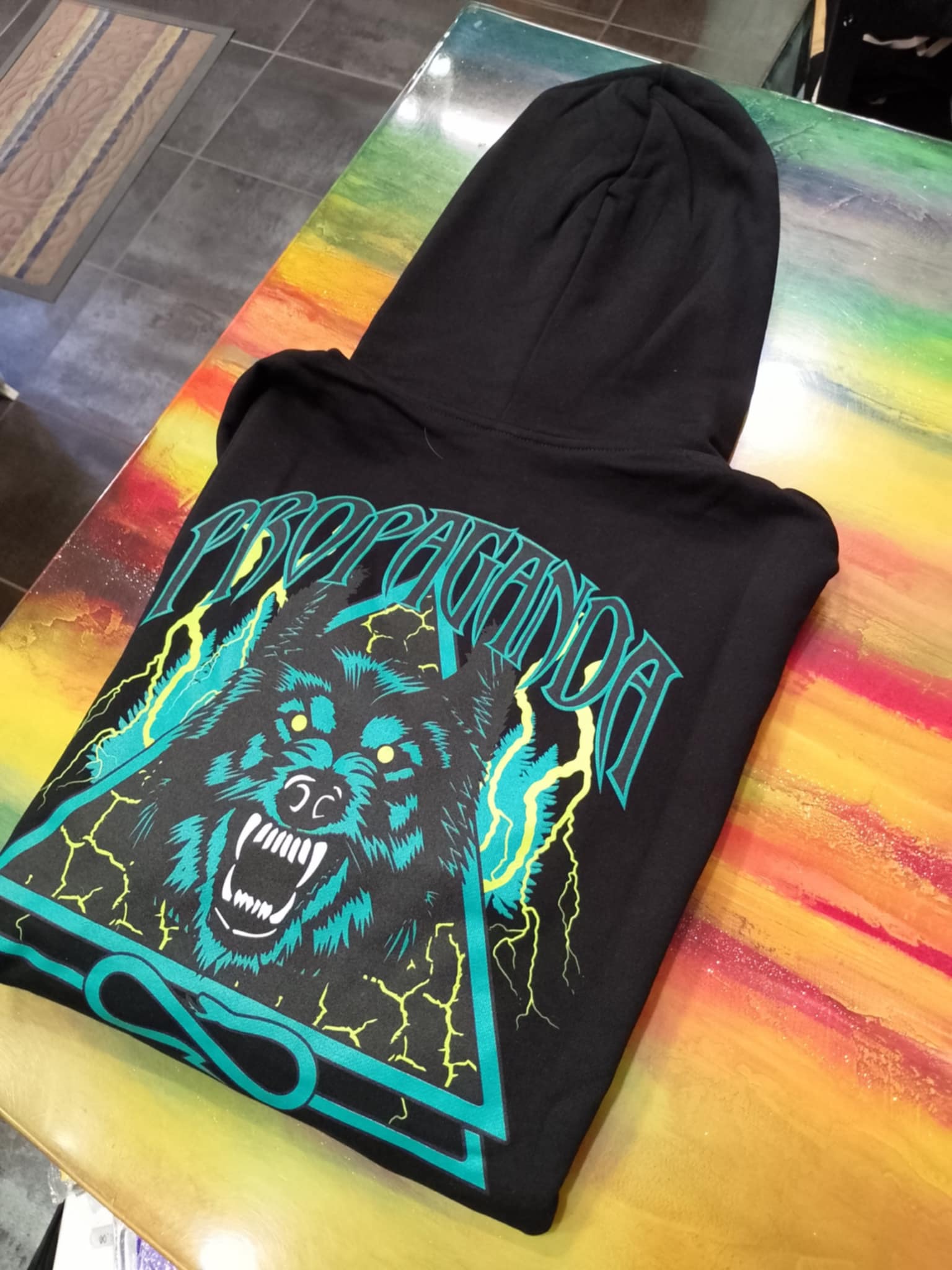 FELPA CAPP PROPAGANDA TRIANGLE WOLF BLACK