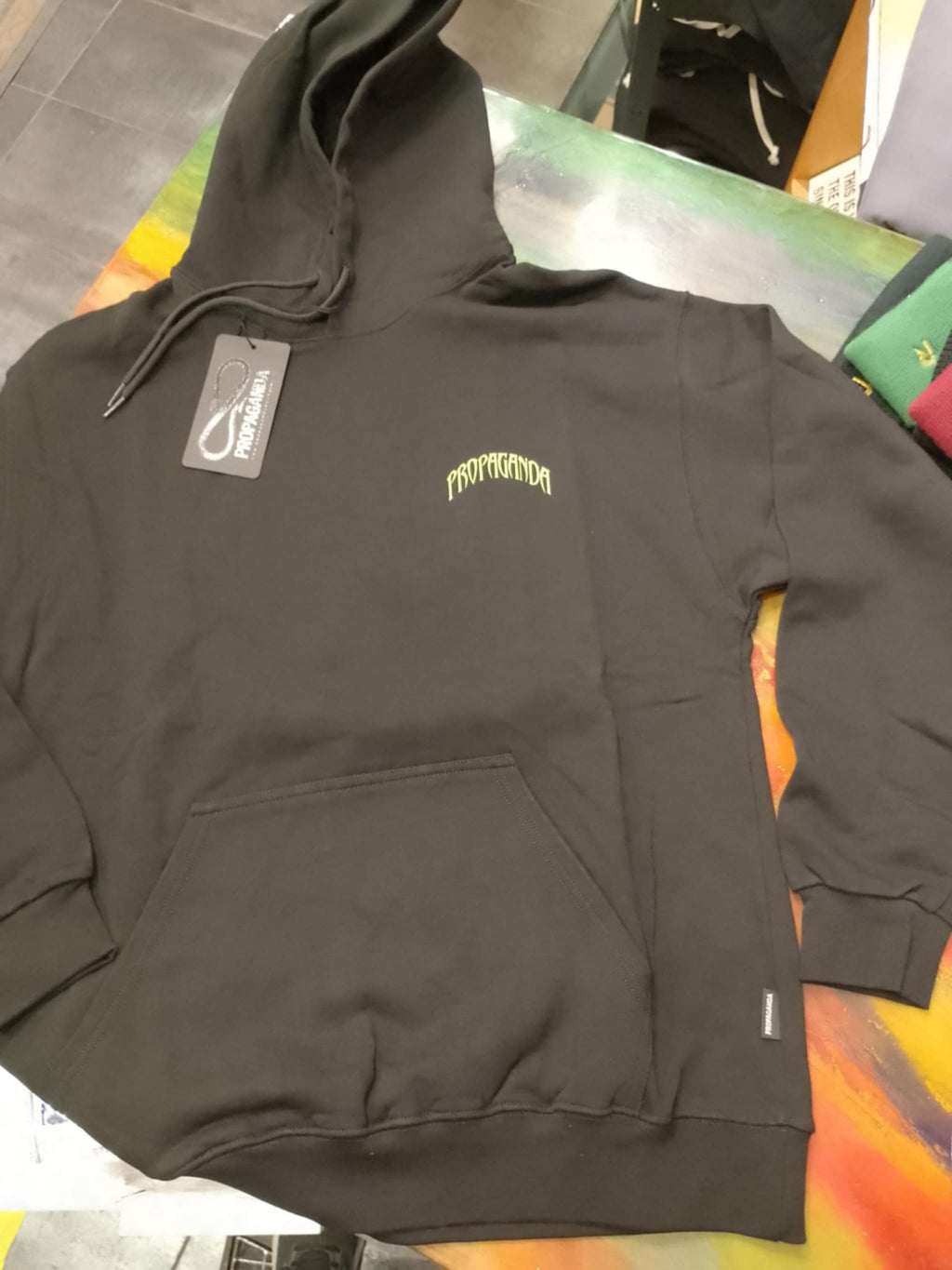 FELPA CAPP PROPAGANDA TRIANGLE WOLF BLACK