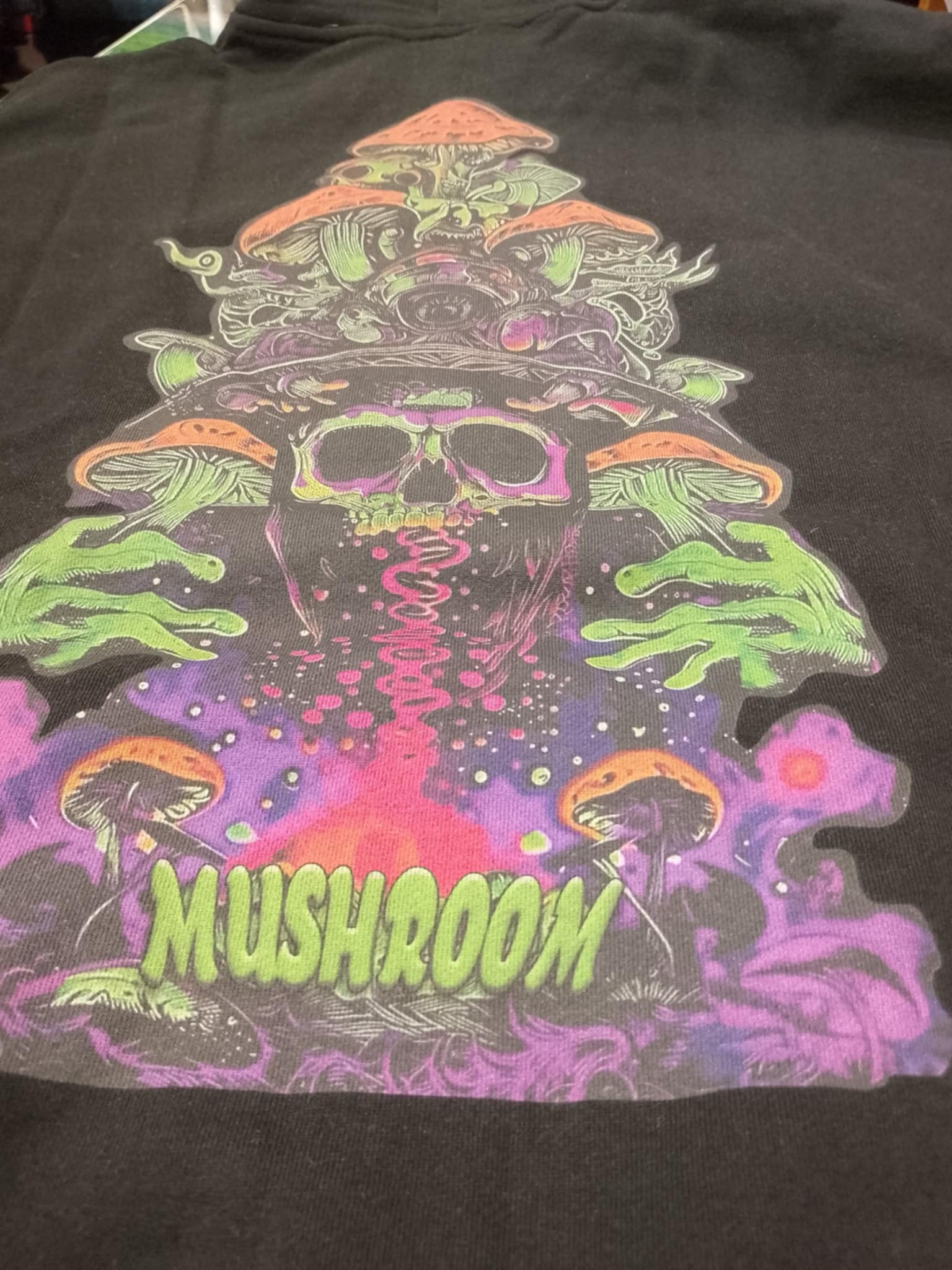 FELPA CAPP MUSHROOM BLACK PSYCADELIC