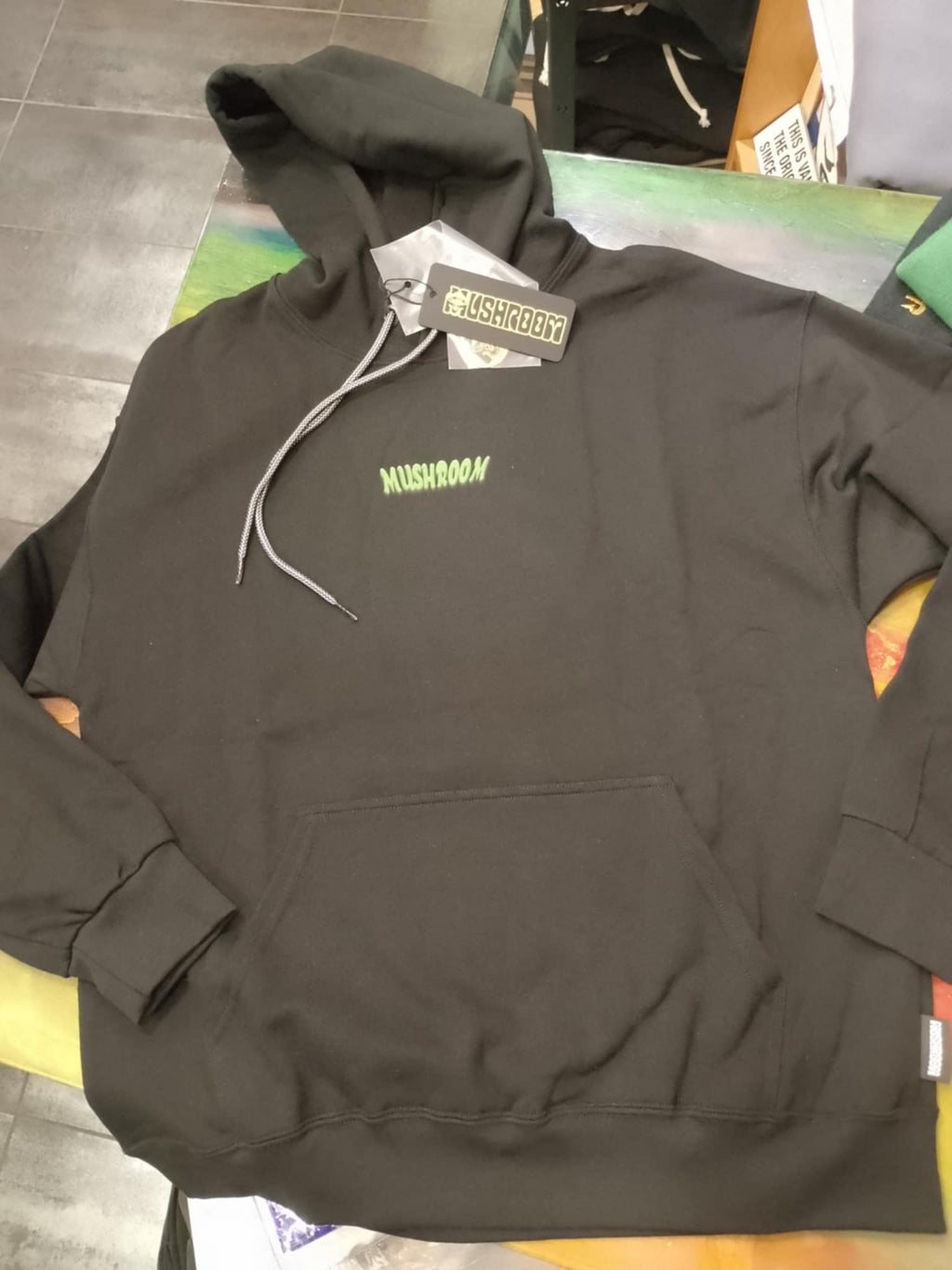 FELPA CAPP MUSHROOM BLACK PSYCADELIC