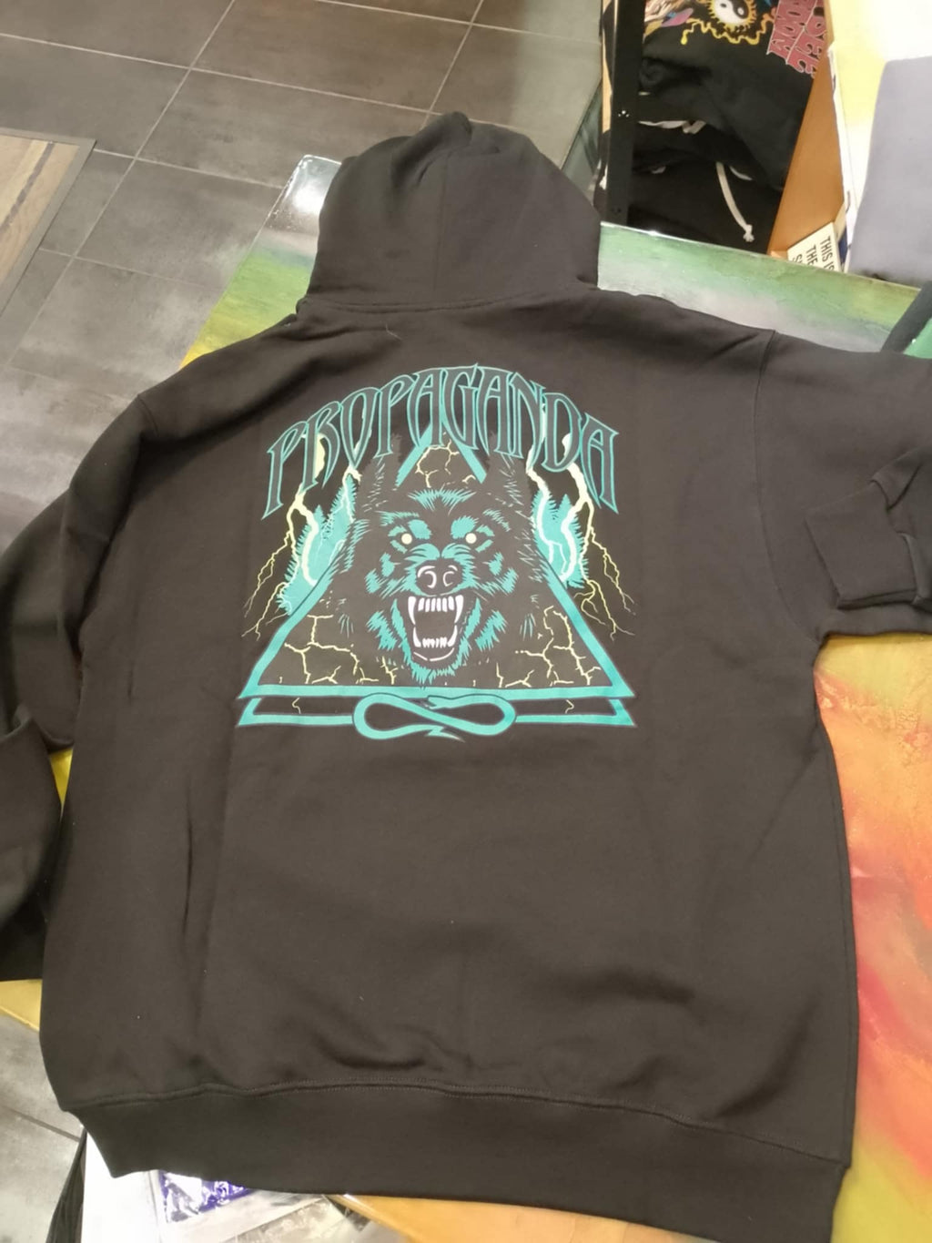 FELPA CAPP PROPAGANDA TRIANGLE WOLF BLACK