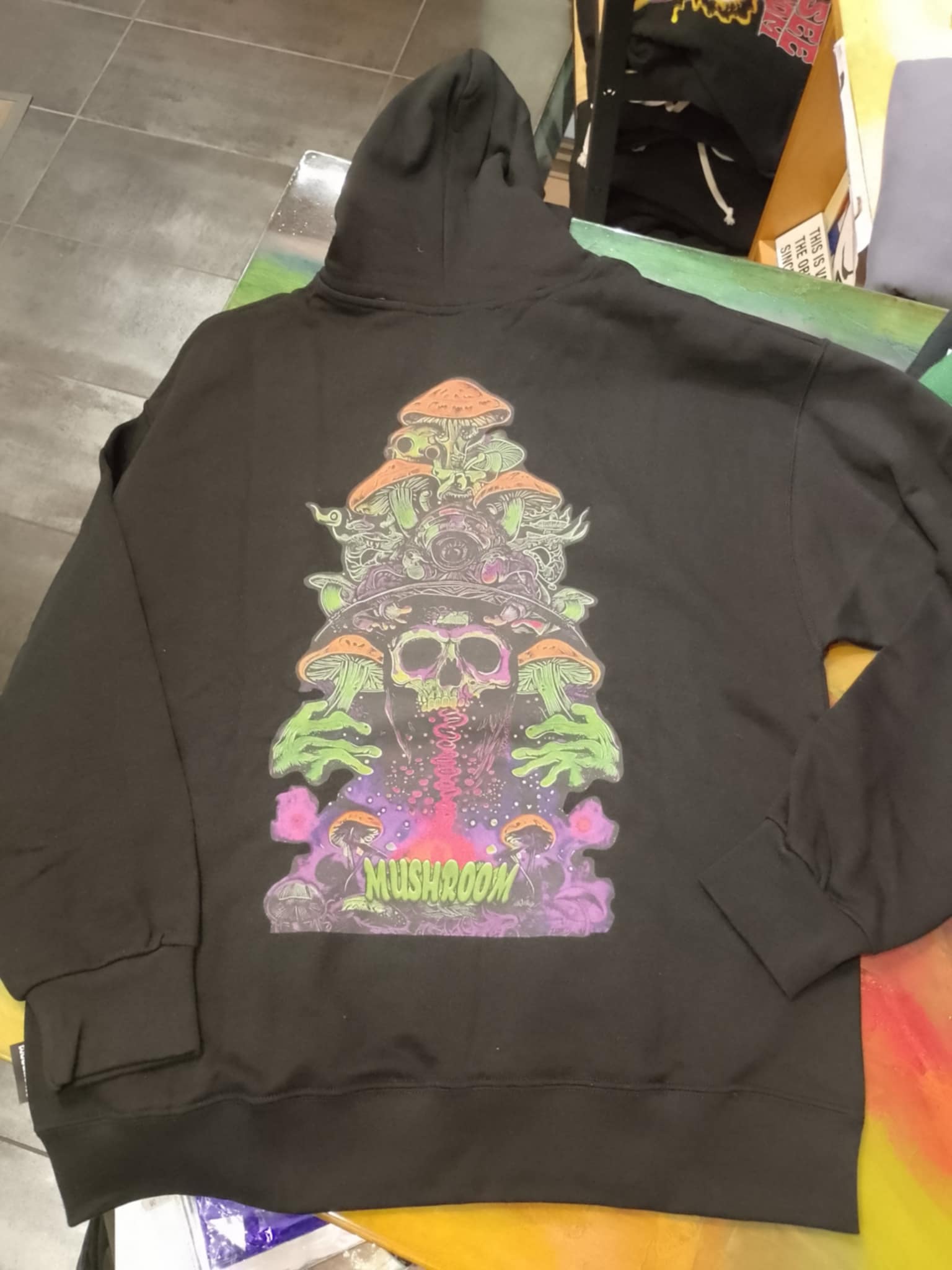 FELPA CAPP MUSHROOM BLACK PSYCADELIC